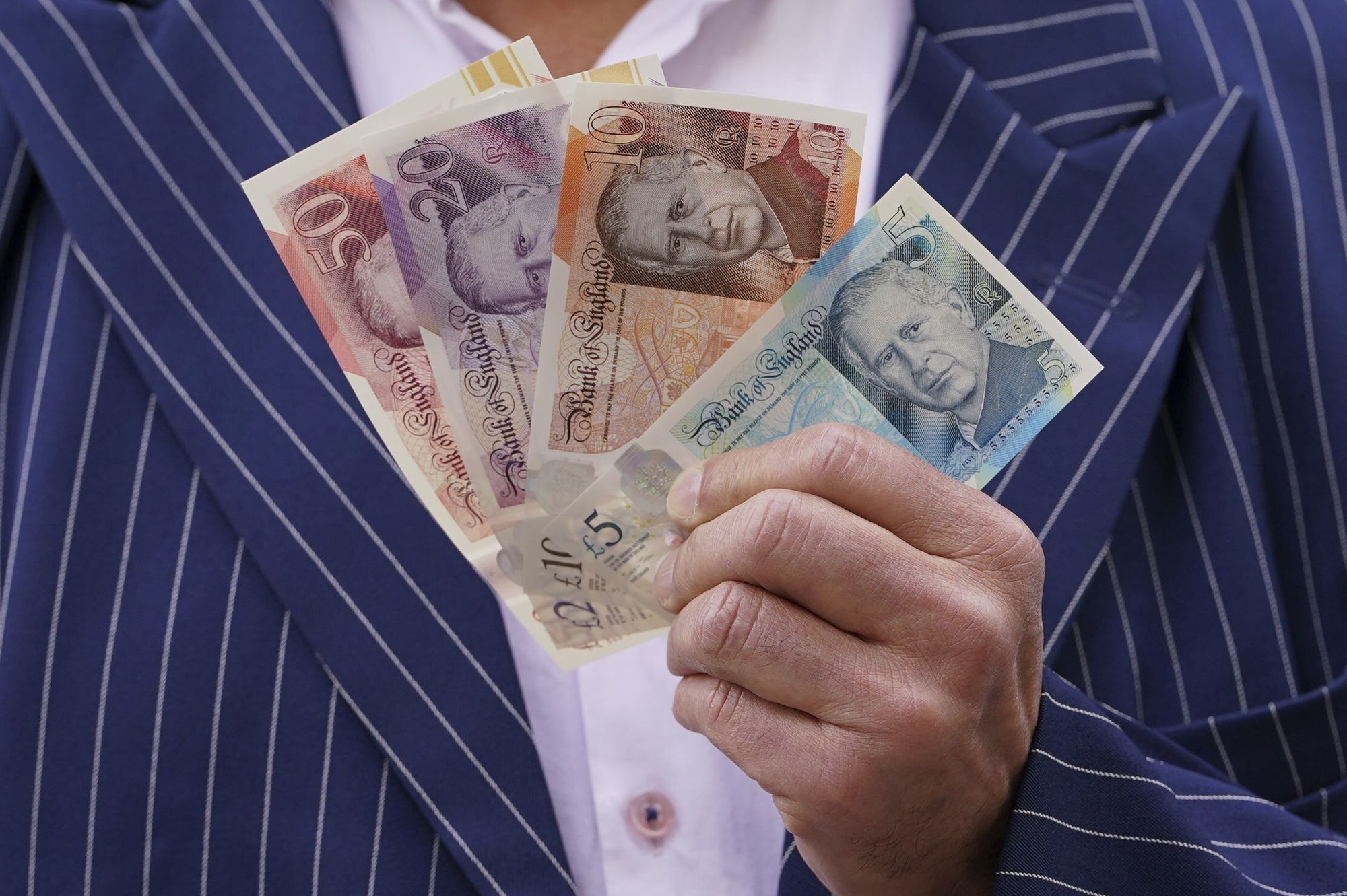Cash Usage in the UK Rises Again Amid Budgeting Pressures